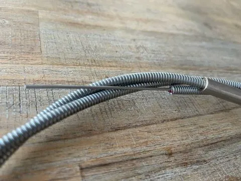 Bowdenzug mit Arretierungsknopf